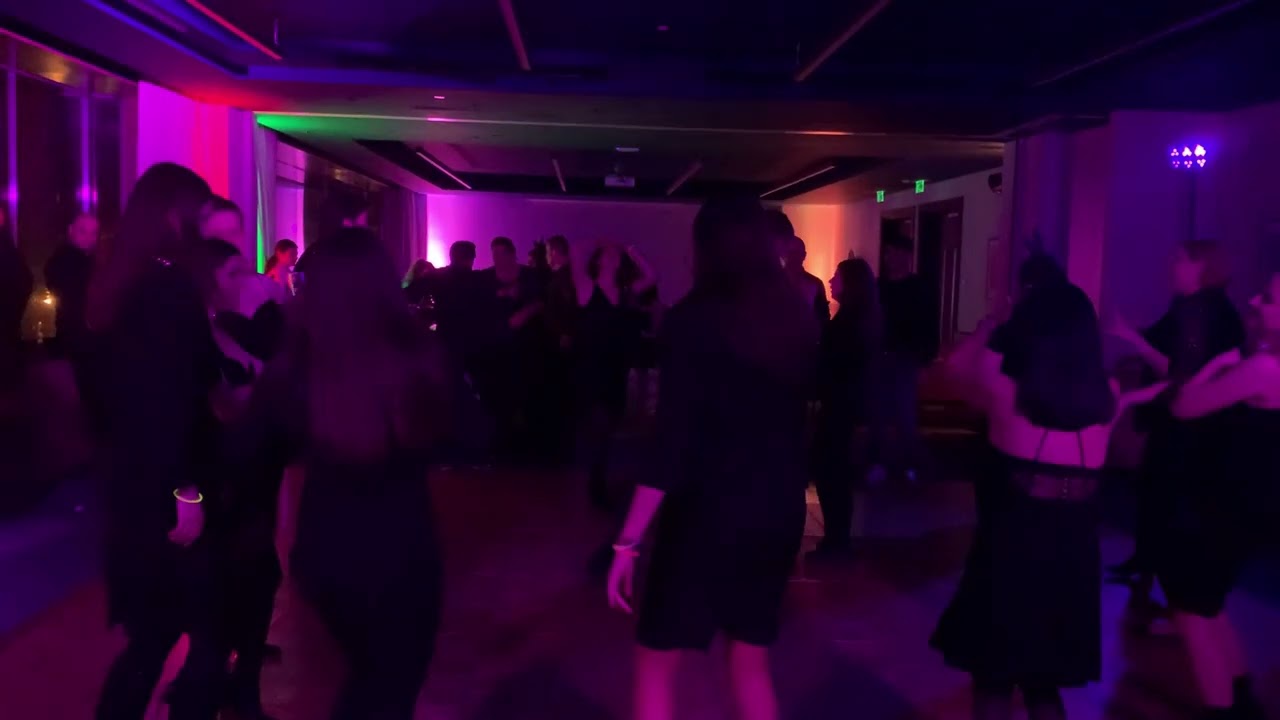 &Oacute;ri&aacute;si volt a hangulat a Staff partin a Crowne Pl&aacute;z&aacute;ban (Hilton)