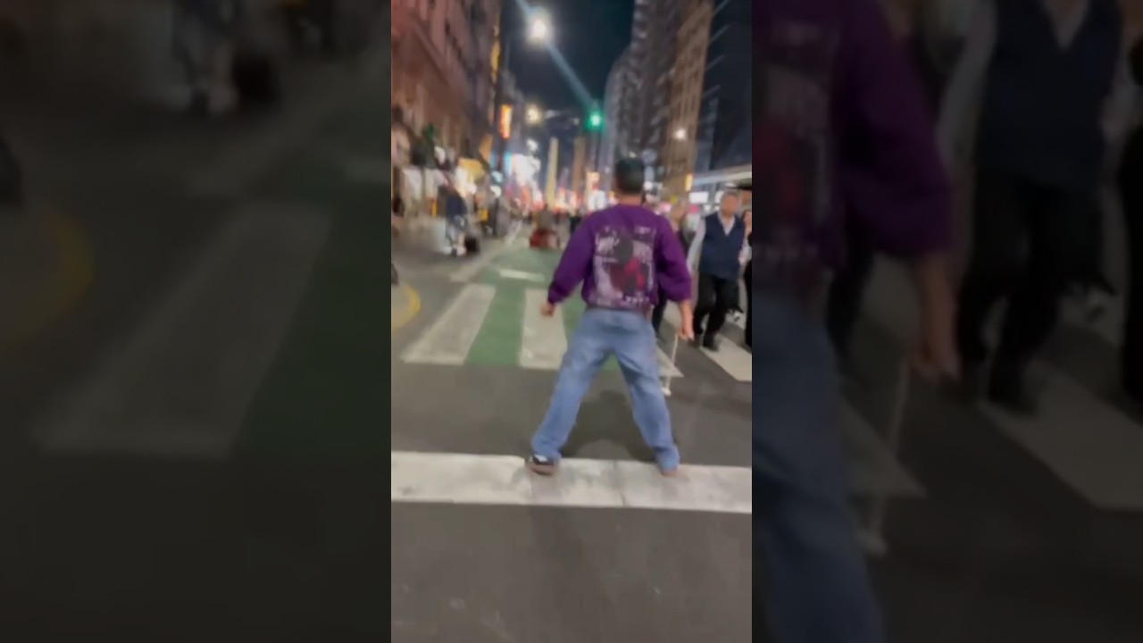 Boleadoras en Calle Corrientes de Civil #malambofantasia  #boleadoras #corrientes #buenosaires