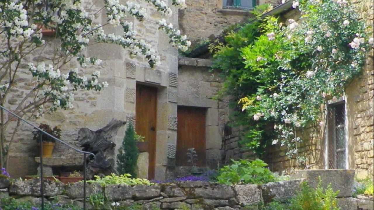 Montréal dans l'Yonne, village médiéval.