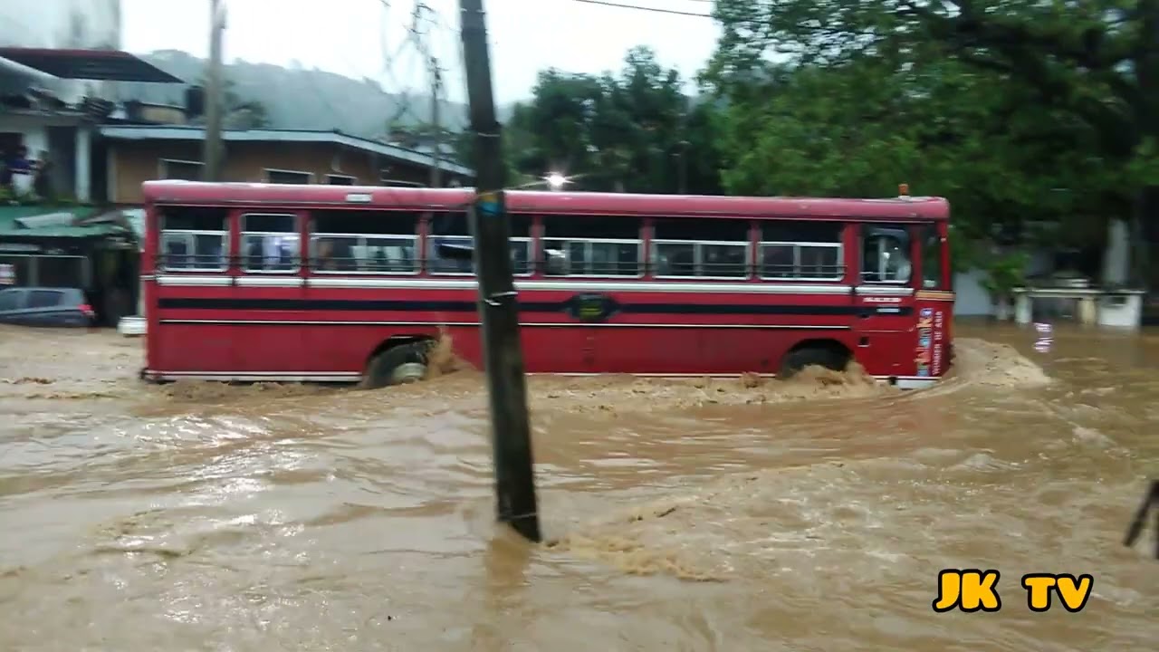 මීට සුළු මොහොතකට පෙර මහනුවර - කොලඹ ප්‍රධාන මාර්ගයේ  මහනුවර සුදුහුම්පල ප්‍රදේශයේ පැවති තත්වය.
