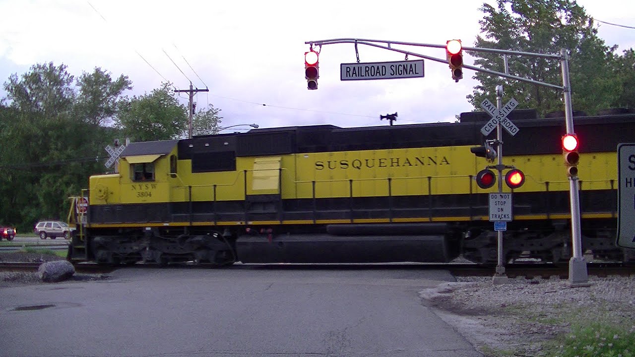 NYS&W SU-99 goes through crossing with railroad preemption