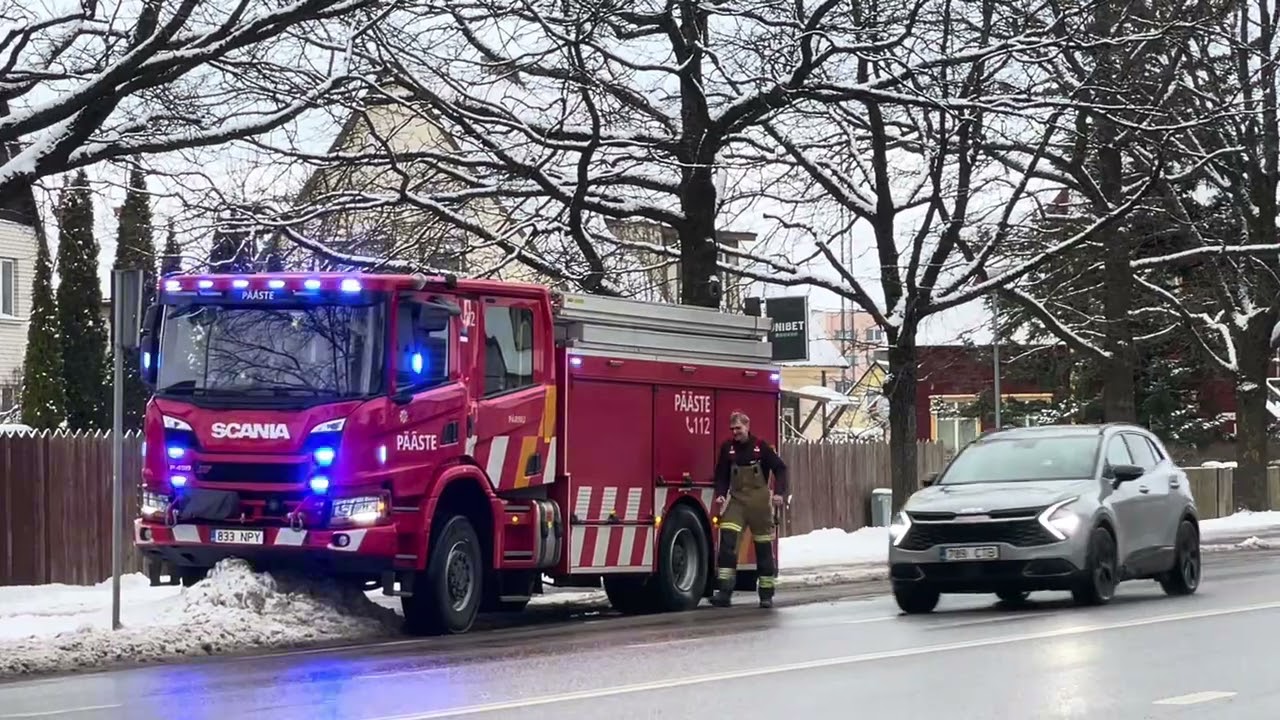 Pärnu 12 helping ambulance. Pärnu 12 kiirabi aitamas.