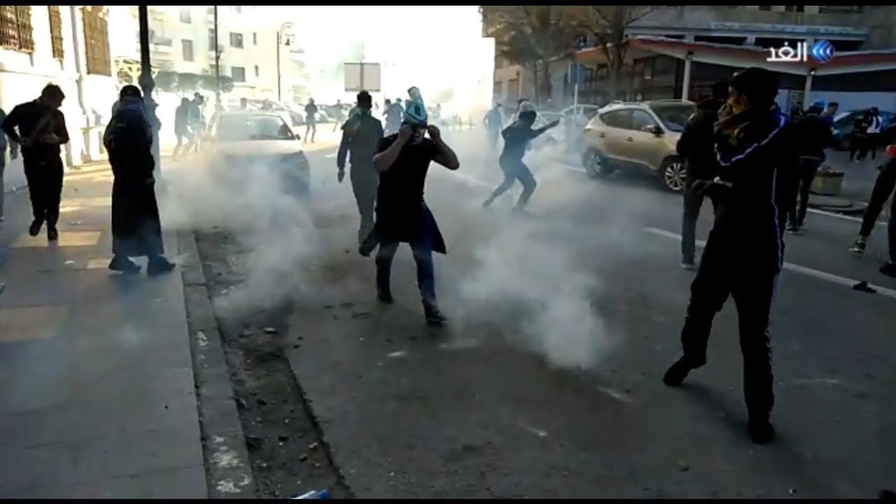 شاهد.. الشرطة الجزائرية تستخدم الغاز المسيل للدموع والرصاص الأبيض لتفريق المتظاهرين