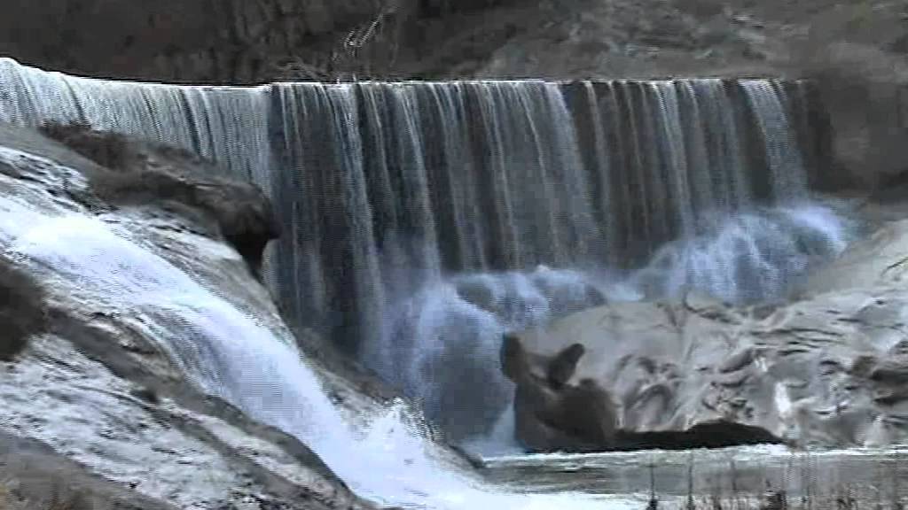 &Eta; &Mu;&omicron;&nu;&alpha;&xi;&iota;ά &tau;&omega;&nu; &Pi;&epsilon;&tau;&rho;&omicron;&gamma;έ&phi;&upsilon;&rho;&omega;&nu; / The Solitude of Stone bridges