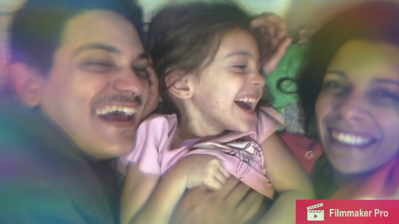 Brincando de cócegas com papai e mamãe