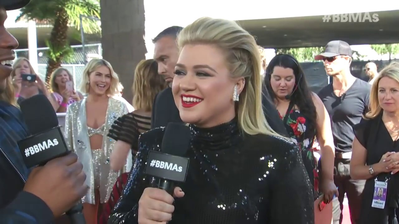 Kelly Clarkson Red Carpet Interview - BBMAs 2019