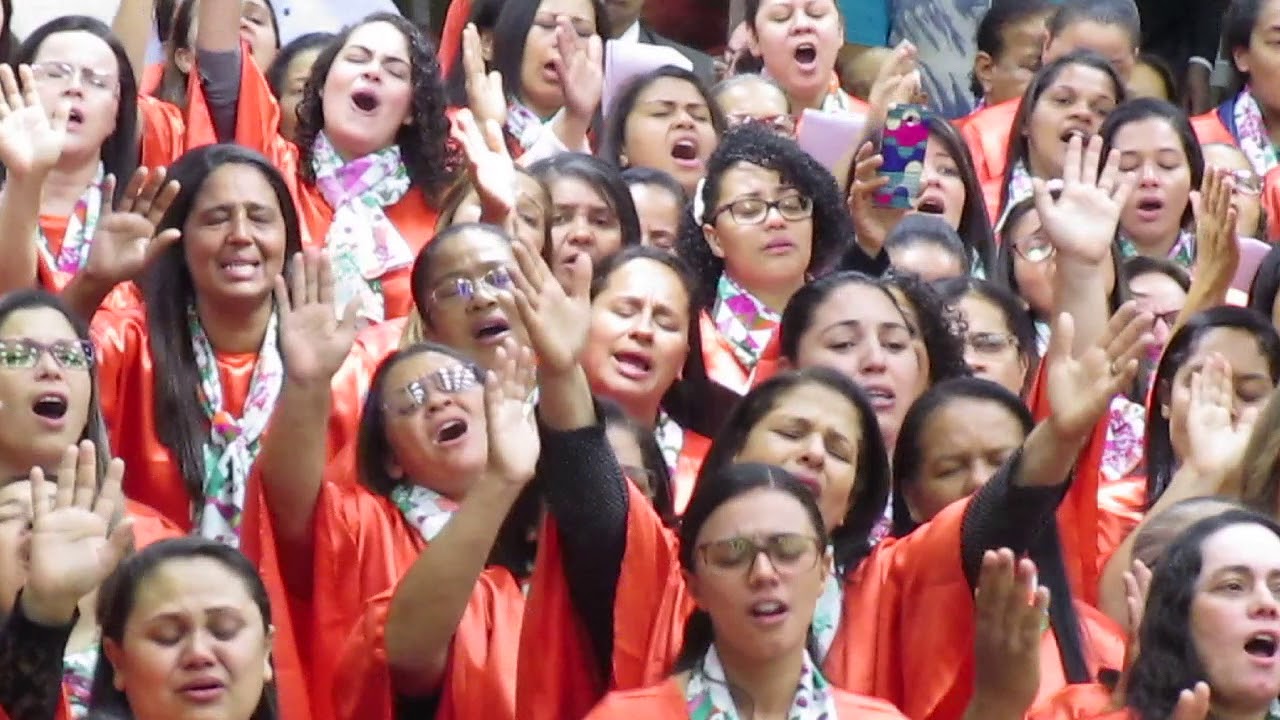 Irmãs louvando a Deus com o hino 