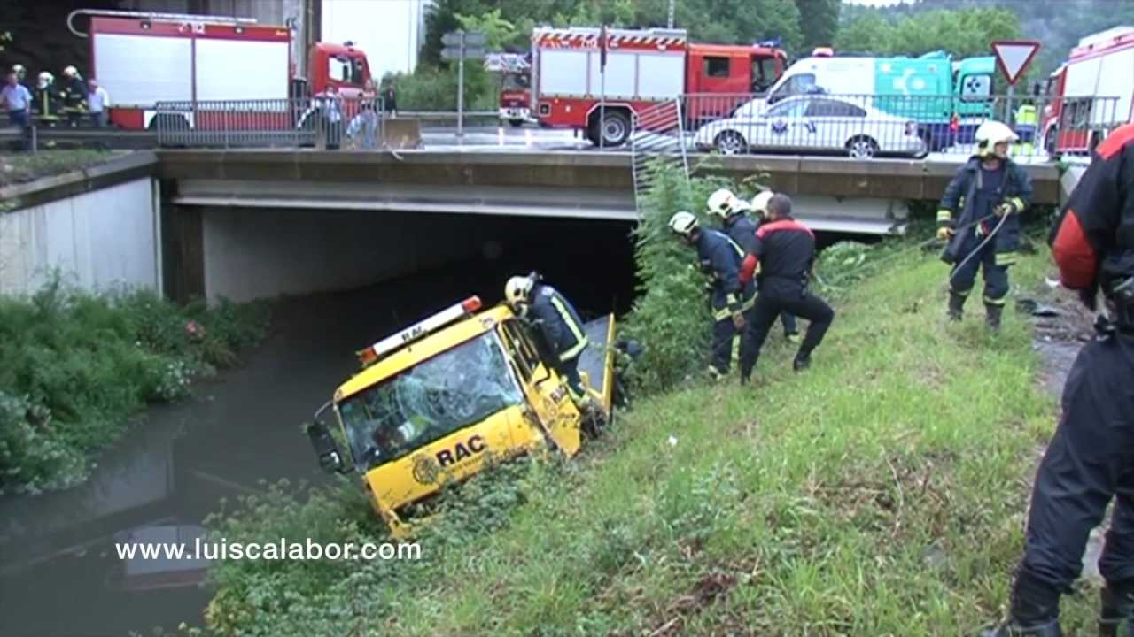 Rescate de gruista caido a rio.