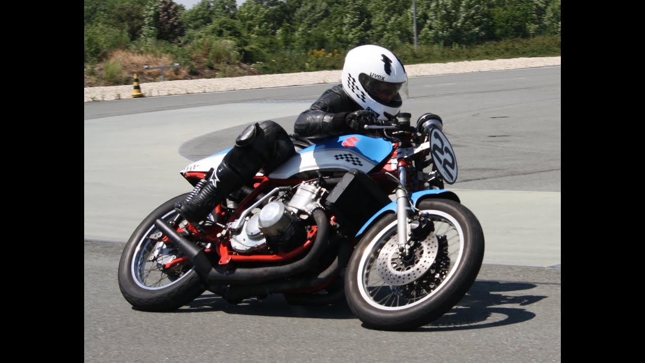 Historic racing with Suzuki GT 750 three cylinder two stroke sound