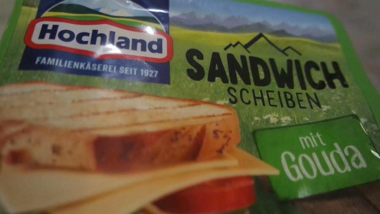 Hochland Sandwich Scheiben mit Gouda unbox und ein Brötchen bei