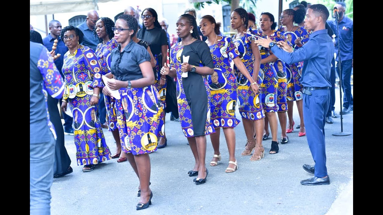 Watu na Wakushukuru. B.Syote Kwaya Mt.Yosefu Wakimuimbia Askofu Mkuu Ruwai'chi - Jubilei ya Miaka 25