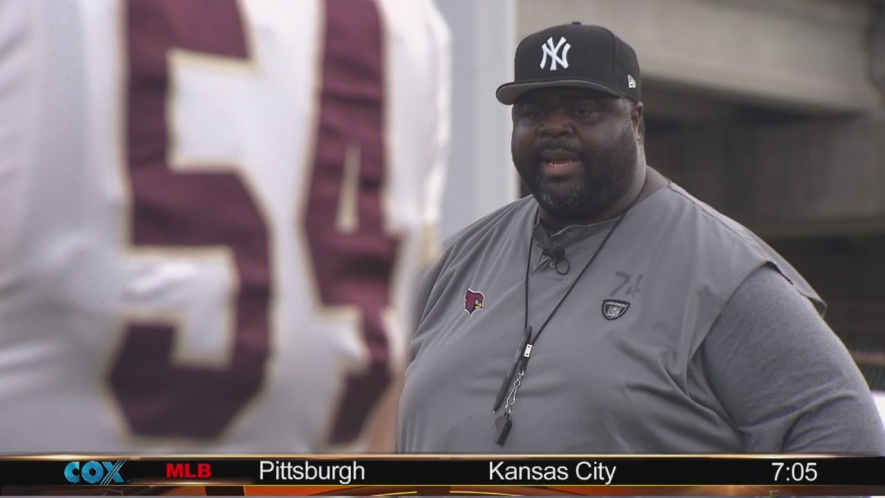 Former NFL star Elton Brown goes back to school