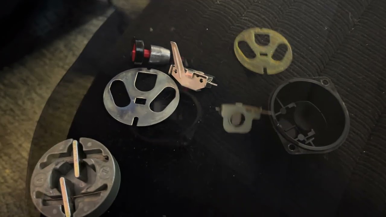 Škoda 120 LS 1979 – Fixing the seat belt retractor mechanism