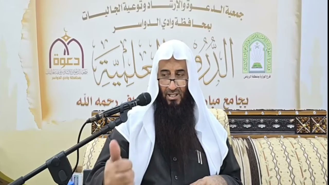 حكم من يتيمم والبلد قريب منه - ابن عثيمين