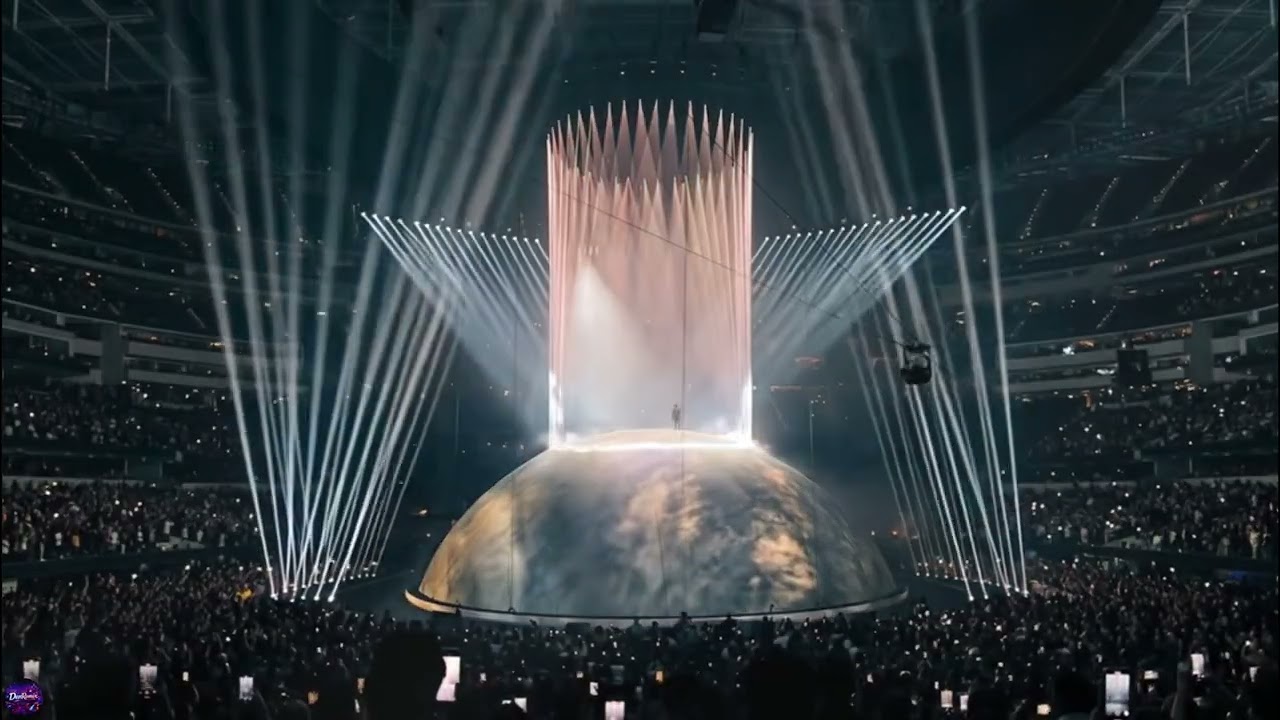 Kanye West performed a song by Yuri Shatunov.  Кани вест песня Шатунава