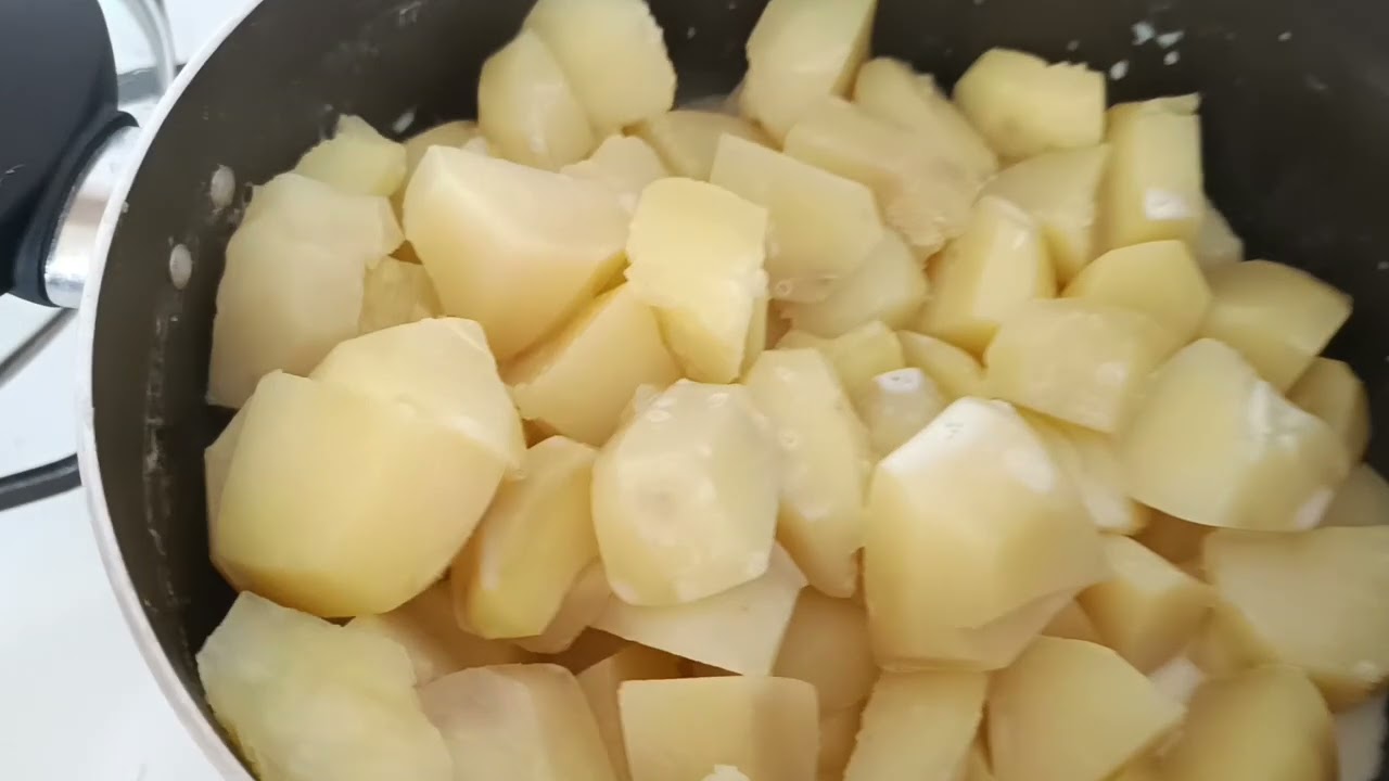 Vynikajúci rezeň z bravčovej krkovičky v zemiakovom cestíčku.