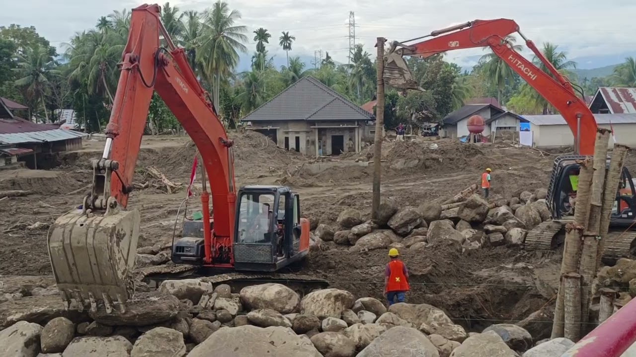 two hitasyi excavators working like robots (@Excavatortruck001 ) 