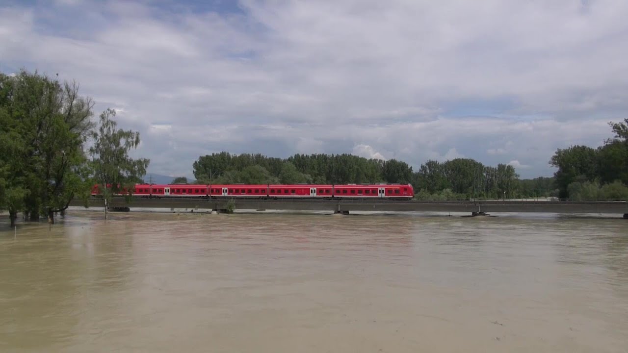 Hochwasser 2013: Eisenbahnverkehr über die Isar bei Plattling /Ndb.  ·  03. und 06. Juni 2013