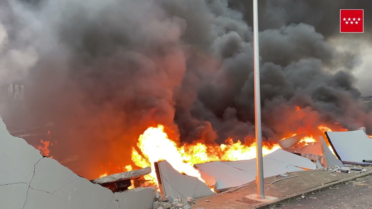 Incendio Seseña. Continúan trabajando Bomberos.