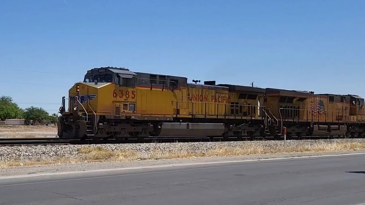 Railfanning in Ysleta El Paso with two Union Pacific trains 04/26/2023