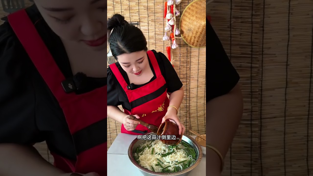 大保定特色黑油凉面，每次必吃两碗，一口面一口汤 给肉都不换，那叫一个舒坦！#我的乡村生活 #地方特色美食 #黑油凉面 #抖音美食推荐官 #抖音美食创作者