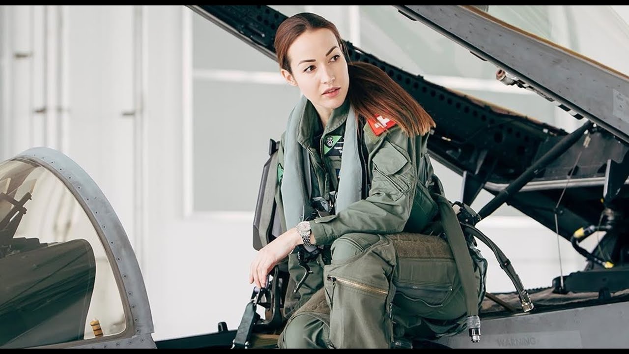 La Femme F/A-18 pilote de chasse Suisse: Capitaine Fanny Chollet (Swiss First Female Fighter pilot)