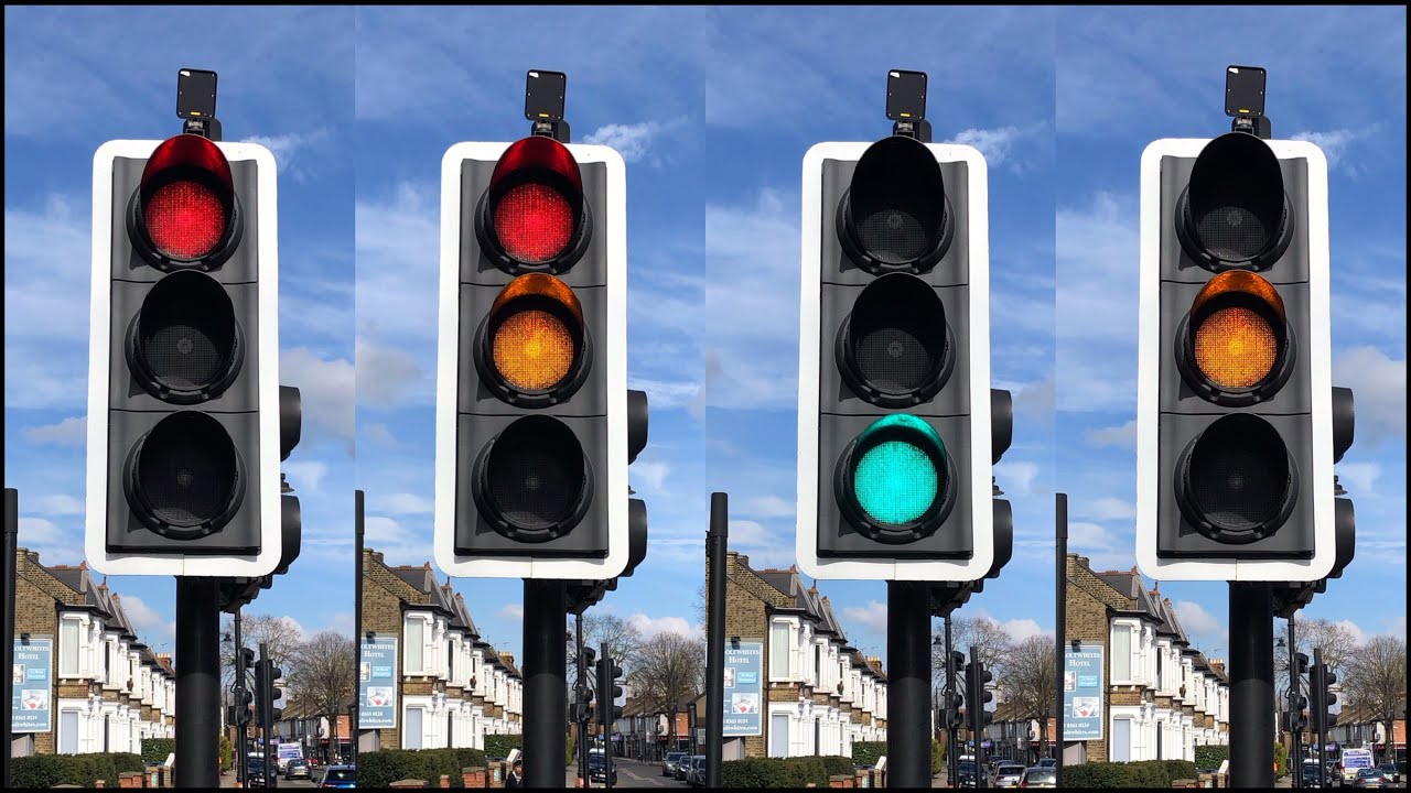 Enfield: Chase Side J/O Parsonage Lane, Siemens Helios CLS Traffic Lights