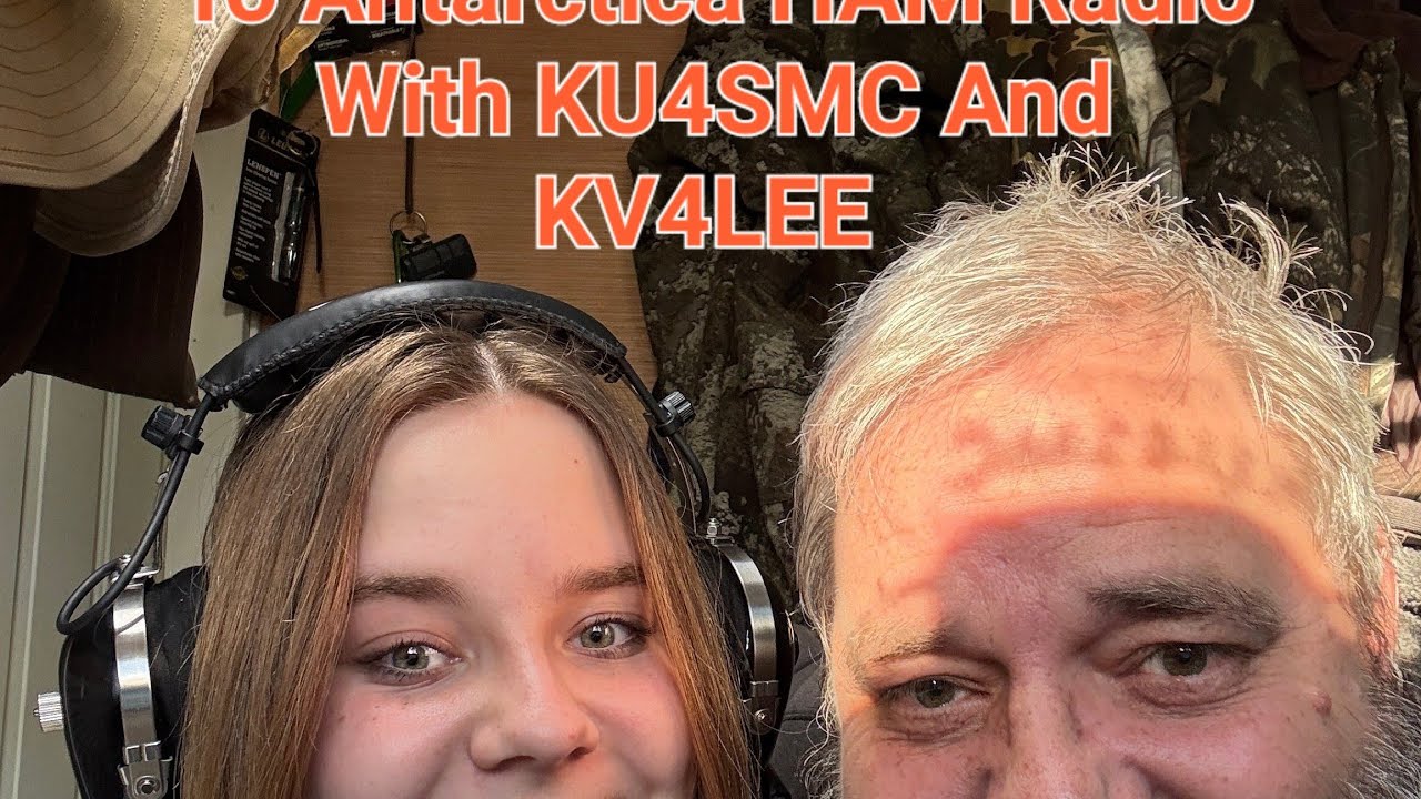 Отец и дочь общаются по любительской радиосвязи в Антарктиде с KU4SMC и KV4LEE.