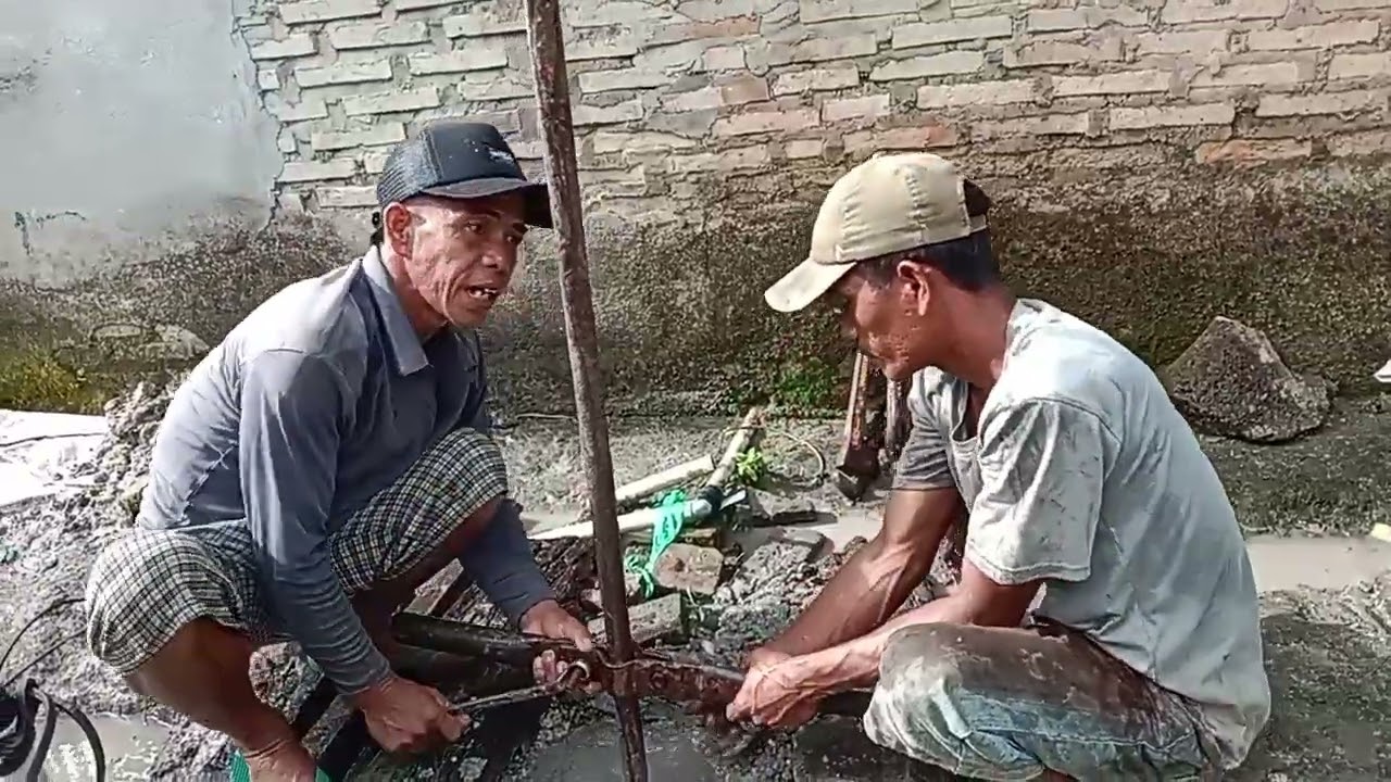 Pembuatan sumur bor manual di area perumahan untuk air bersih