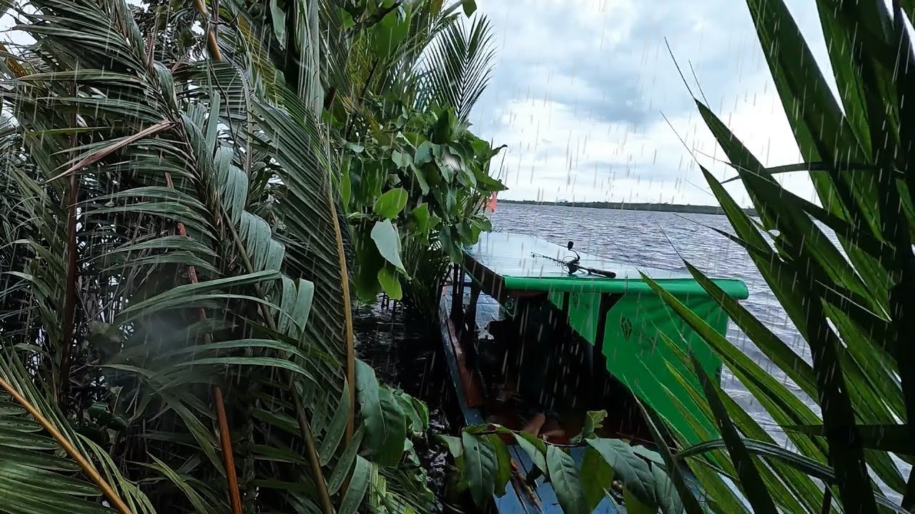Terjebak hujan badai saat sedang asik mancing di sungai sampai ketiduran diperahu.