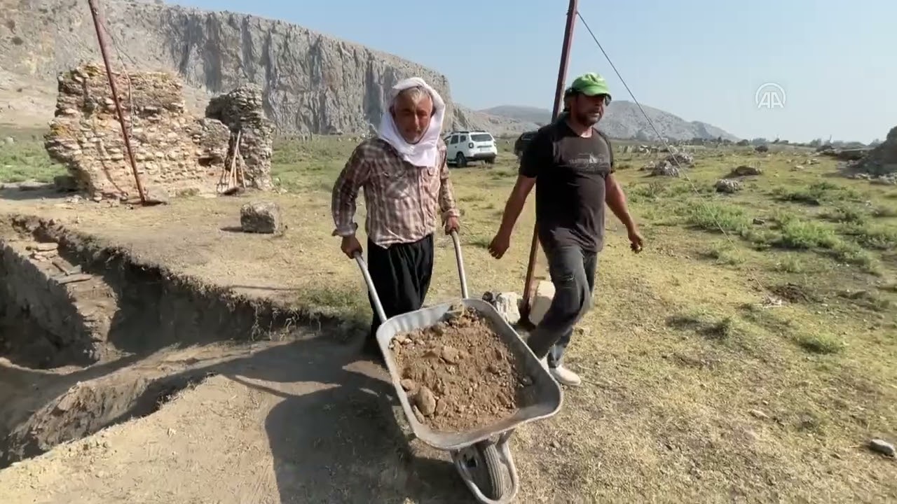 Anavarza Antik Kenti'nde gladyat&ouml;r mezarlarına rastlandı
