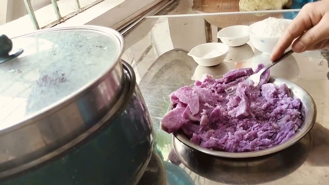 Làm bánh bao từ khoai mỡ.