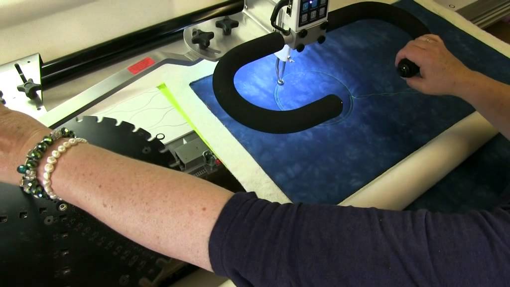 Quilting circles on the longarm machine using the circlemaker, by Linzi Upton
