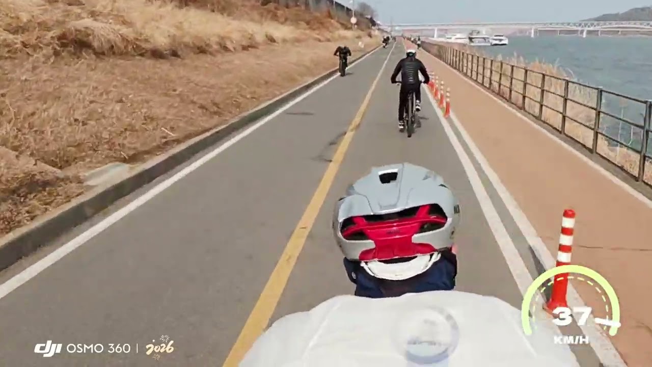 2026/3/1/한강에서/전기 자전거는/생차 추월하지 말아요