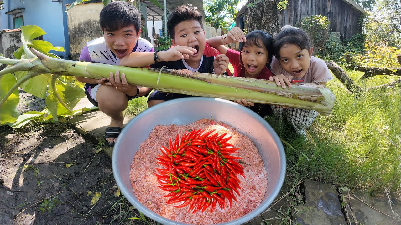 Hiếu Vui Vẻ | Làm THAU MUỐI ỚT Siêu To Khổng Lồ Đụng Gì Ăn Đó Của Team Trẻ Trâu.