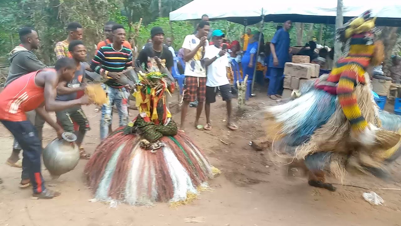 Africsn Masquerade Adu Achi displays new Dance steps At Late Mr John Onuafuna Oha funeral Rite ✨