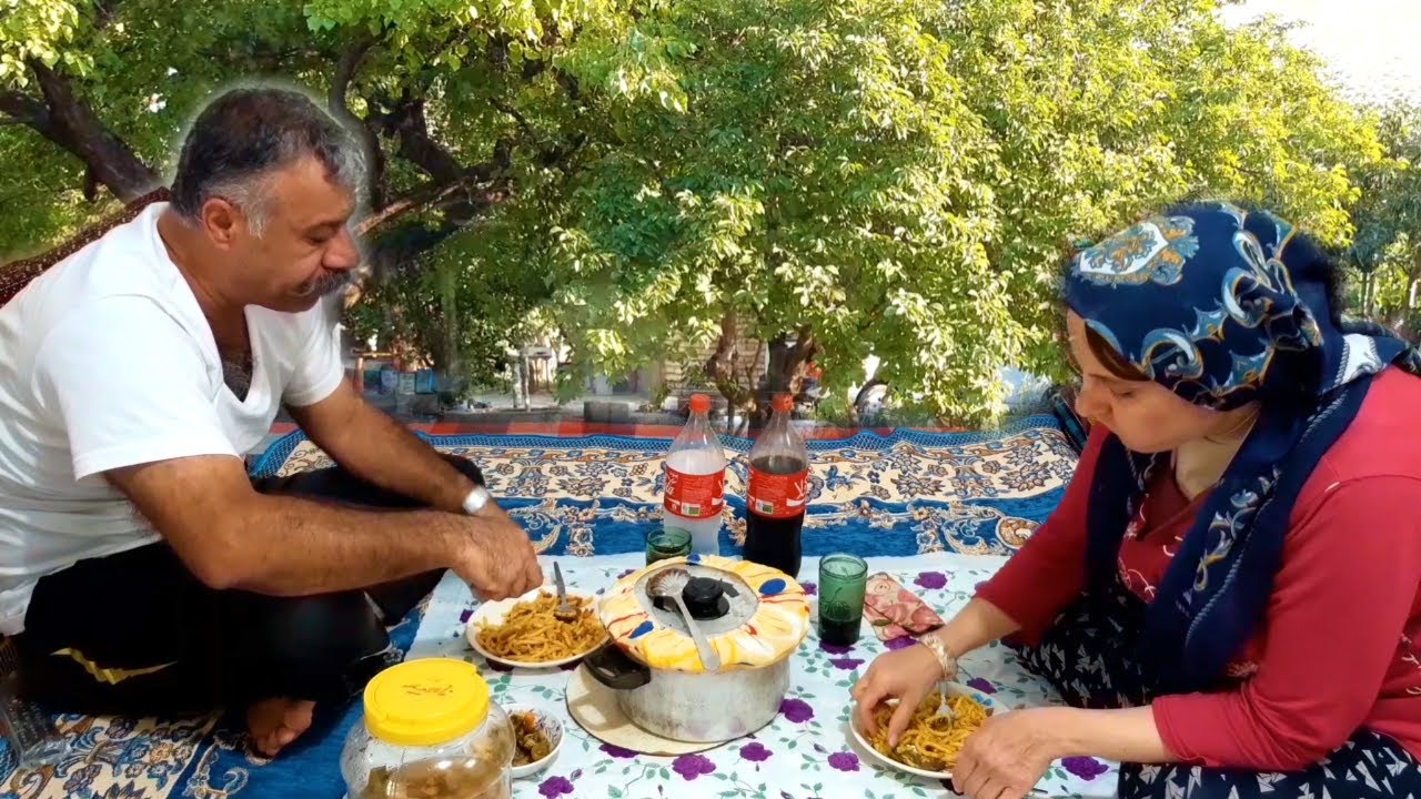 Наслаждаюсь поеданием пасты в деревенском коттедже и уходом за пышным садом.