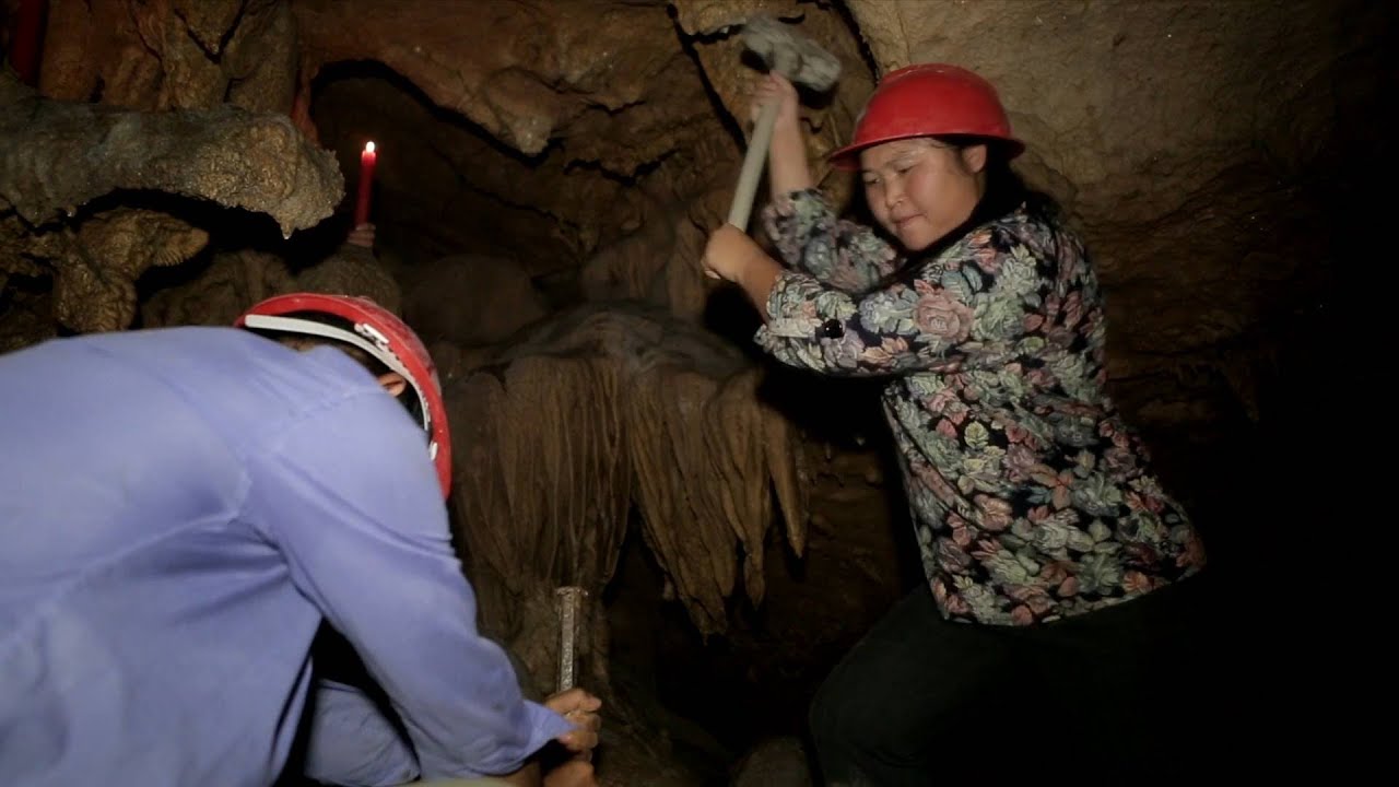 Villagers dig tunnel through mountain to rid poverty in southwest China's Guizhou