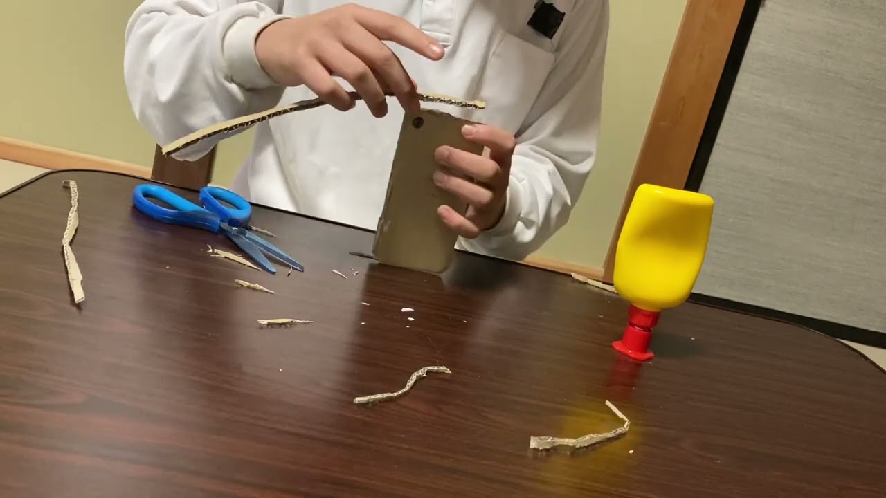 ダンボールでiPhoneテープなしで作る。