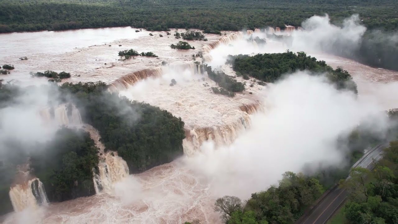 Esplêndido voo sobre a Garganta do Diabo (IN) [Amazing flight over Lucifer's Throat]