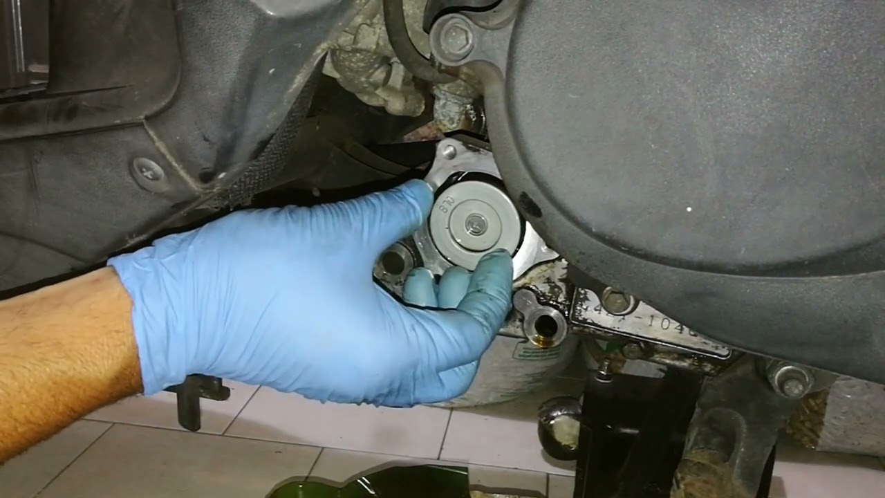 cambio olio motore su Suzuki Sixteen 150