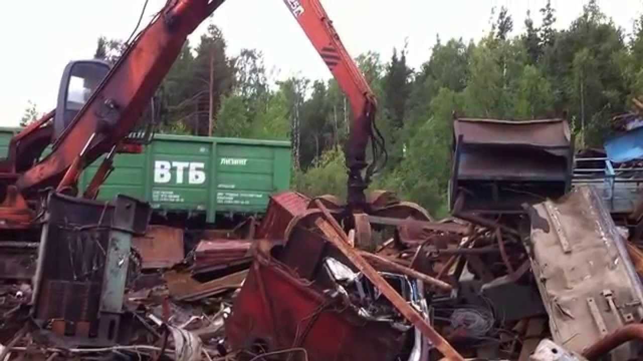 Погрузка вагона экскаватором перегружателем лома видео