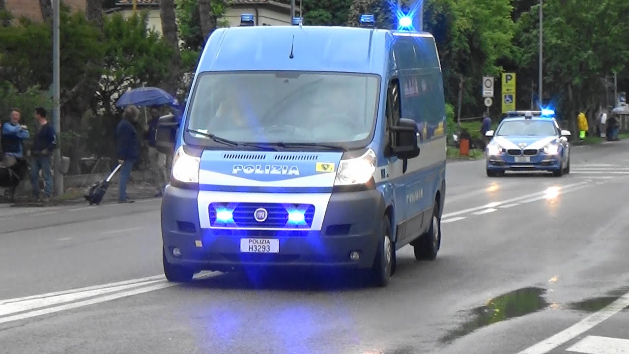 Polizia stradale in scorta al Giro D'Italia 2016-Italian Police vehicles escorting 