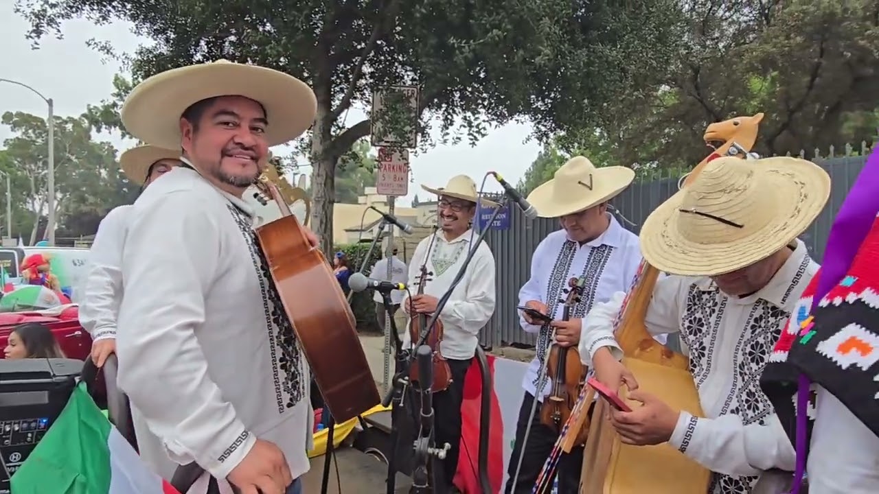 Desfile en LOS ANGELES CALIFORNIA se pinta de cultura Michoacán mexicana