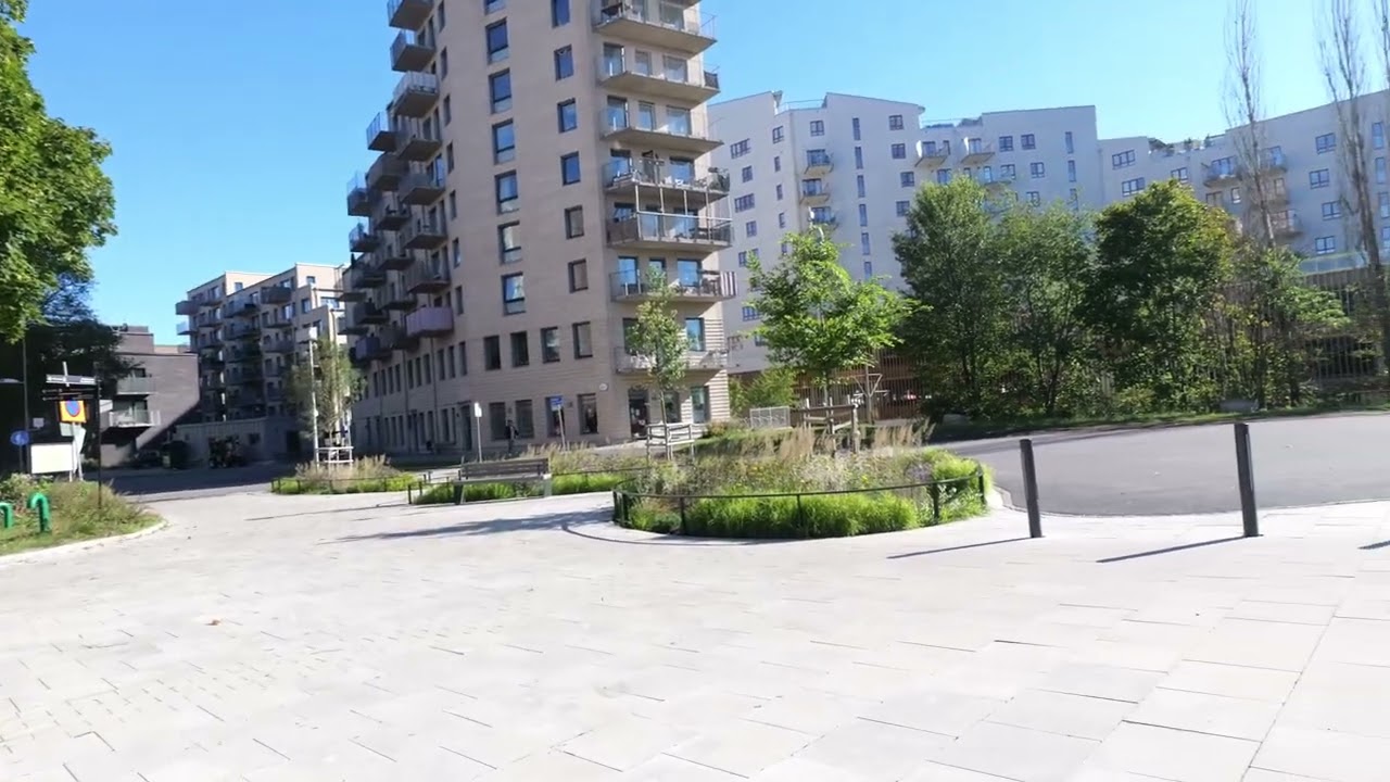 Vändplatsen Mandolingatan, planteringar och sittmöbler vid Frölunda Torg.