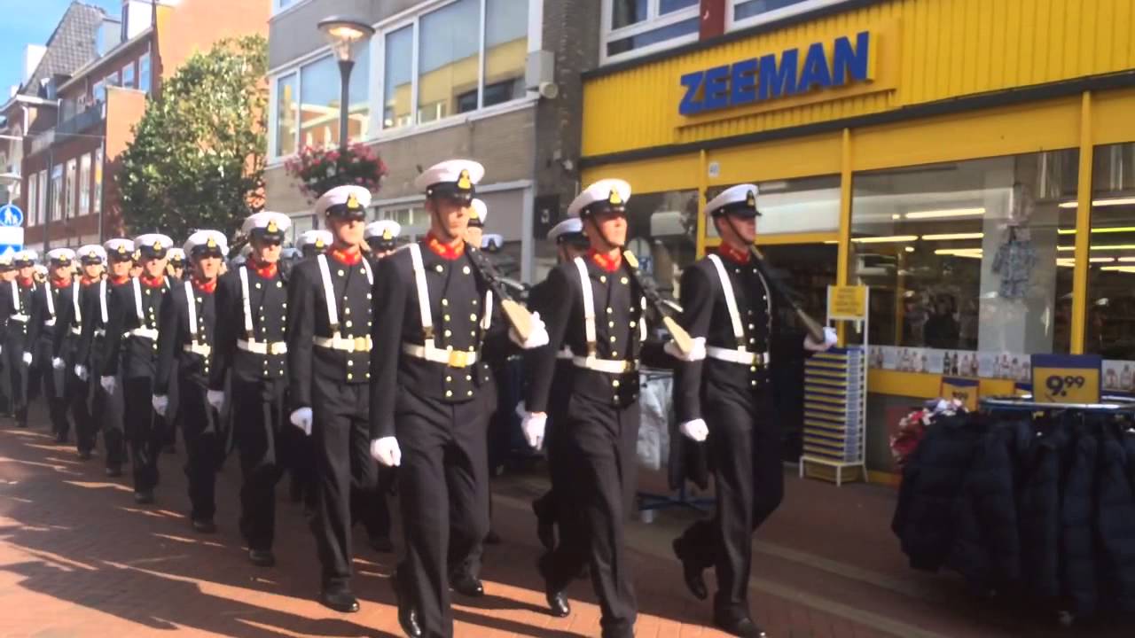 Adelborsten presenteren zich aan Den Helder