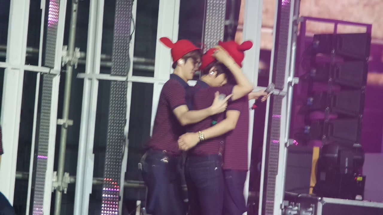 160123 EXOLUXION MANILA BAEKHYUN CHANBAEK FOCUSED (CHANBAEK!!! HUG!!!!)