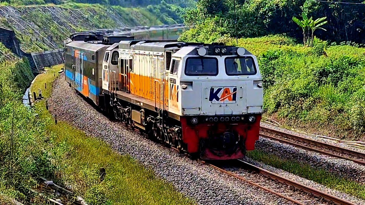 KERETA PALING PANJANG DI INDONESIA! GERBONG TERBANYAK LEWAT DALAM 1 MENIT!