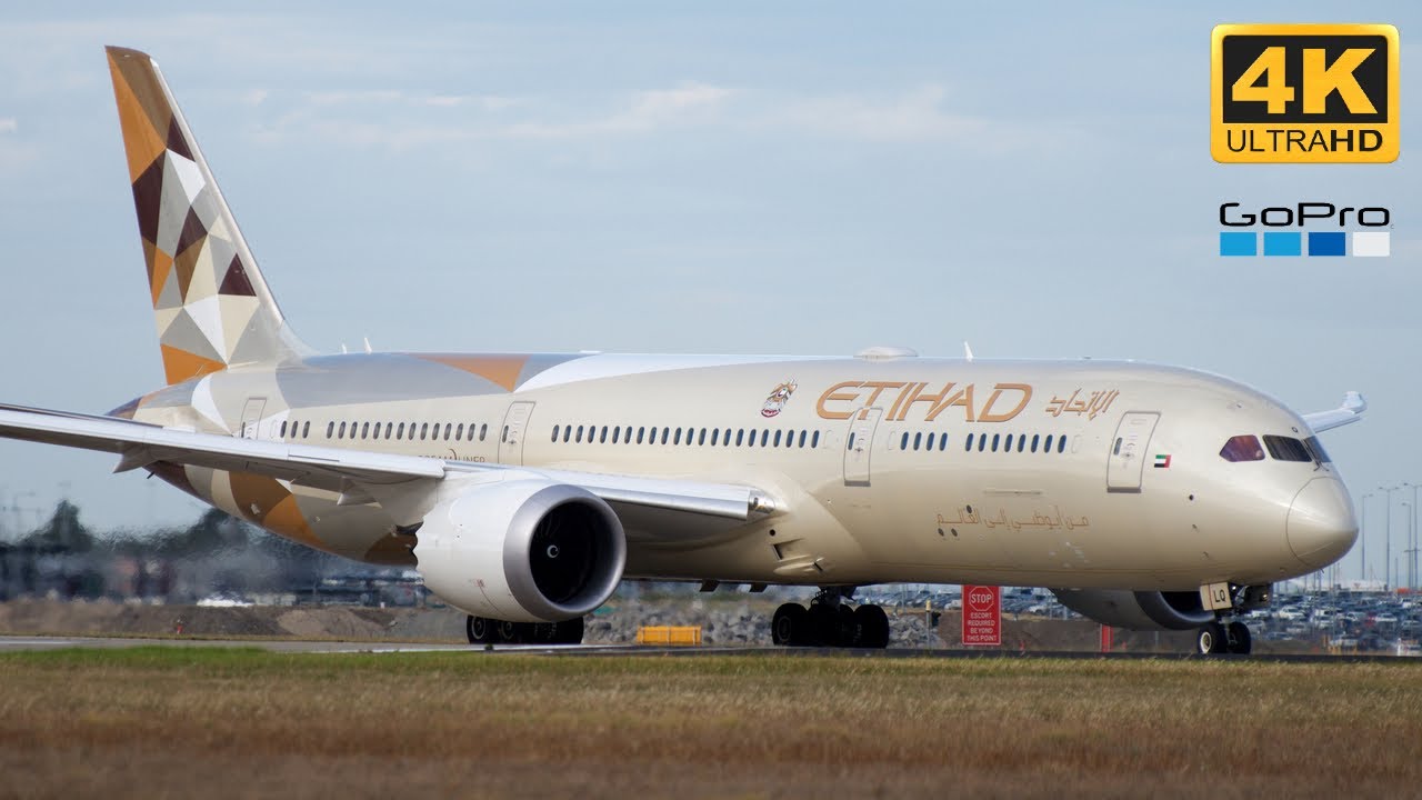 Etihad Boeing 787-9 Landing in Singapore