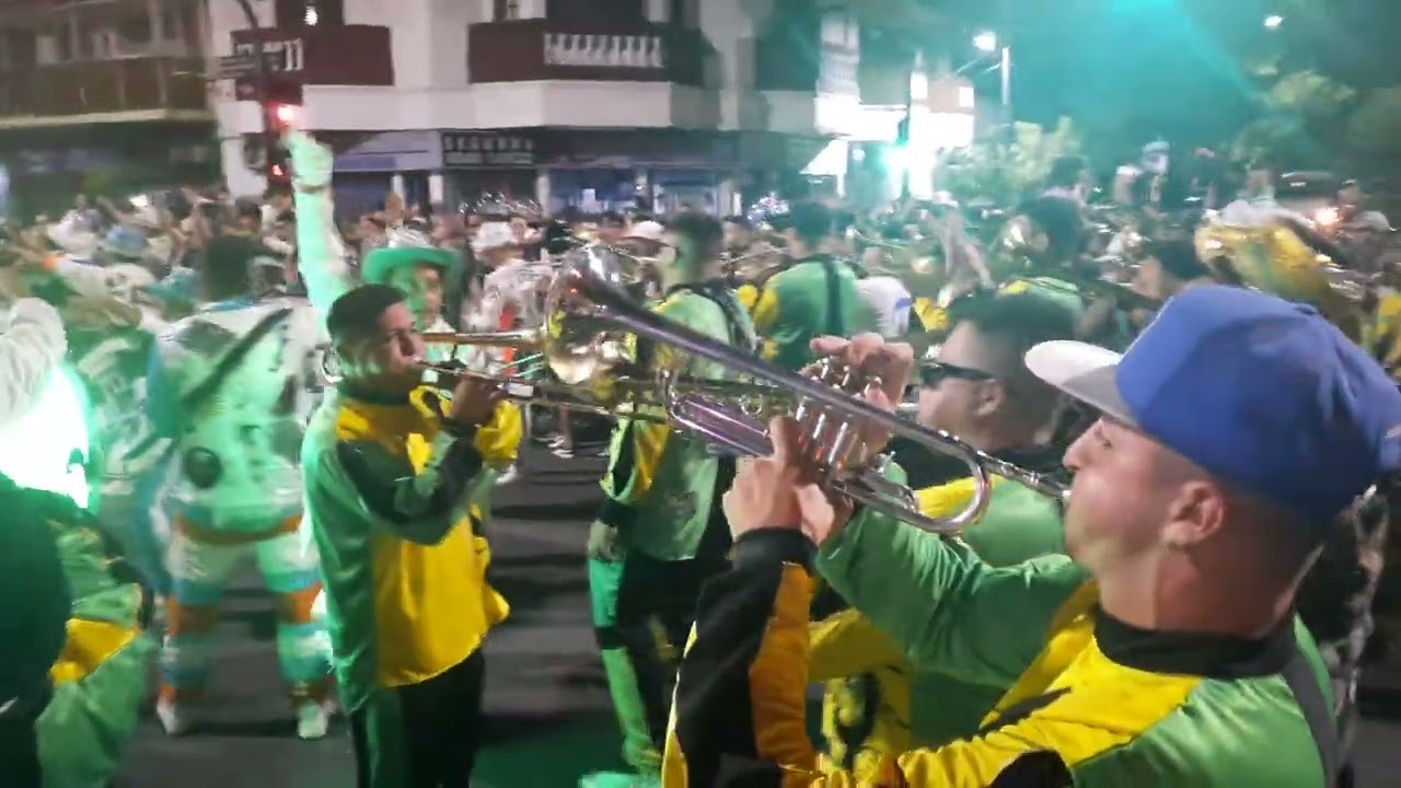 Derrochando Alegría en Mataderos!!! Terrible corso con todas las murgas tocando juntas!!!